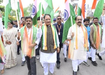 मुख्यमंत्री विष्णु देव साय ने हाथ में तिरंगा थामकर किया भव्य तिरंगा यात्रा का नेतृत्व