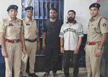 नकली GOLD FLAKE सिगरेट बेचने वाले दो आरोपी गिरफ्तार, ₹2.07 लाख कीमत की 18000 सिगरेट जप्त