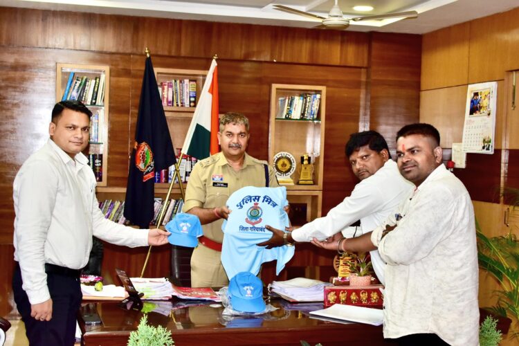 SP वेदव्रत सिरमौर ने जतमई समिति के सदस्यों को वितरित किए ”पुलिस मित्र” लिखा हुआ टी-शर्ट और कैप