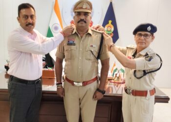 SP त्रिलोक बंसल ने उप निरीक्षक को स्टार लगाकर निरीक्षक के पद पर किया पदोन्नत