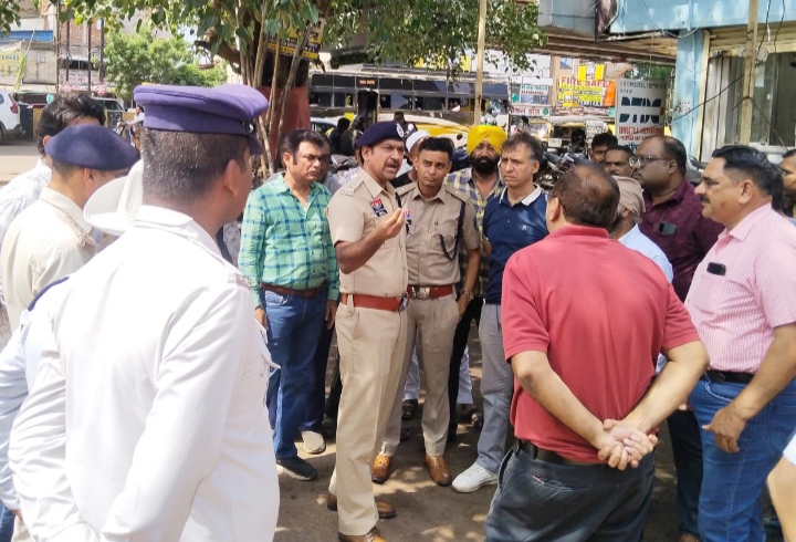 सुपेला क्षेत्र में यातायात व्यवस्था सुधारने हेतु व्यापारियों के साथ ट्रैफिक पुलिस ने की बैठक