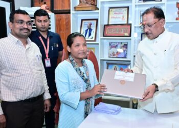 मुख्यमंत्री विष्णुदेव साय ने दृष्टिबाधित छात्रा जयमंती खेस को भेंट किया लैपटॉप, अध्ययन सामग्री को सुनकर कर सकेंगी अध्ययन