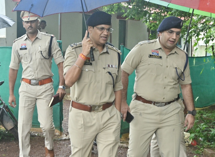 आईजी अजय यादव ने किया जिला खैरागढ़-छुईखदान-गंडई का भ्रमण, राजपत्रित अधिकारियों एवं थाना प्रभारियों को दिए आवश्यक दिशा-निर्देश