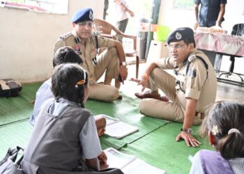 IG अजय यादव ने जिला MMA के पुलिस अधिकारियों की ली बैठक, स्कूली बच्चों के साथ चटाई पर बैठकर की बात
