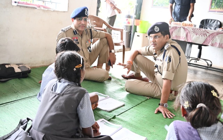 IG अजय यादव ने जिला MMA के पुलिस अधिकारियों की ली बैठक, स्कूली बच्चों के साथ चटाई पर बैठकर की बात