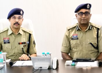 IG अमरेश मिश्रा ने डीजीपी-आईजी सम्मेलन के तहत गोद लिए गए थाना हथबंद का किया आकस्मिक निरीक्षण