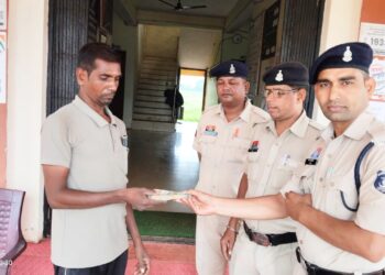 आरक्षकों ने दिखाई ईमानदारी, सड़क पर मिले 60500 रुपए को वास्तविक मालिक को लौटाया, एसपी ने की सराहना