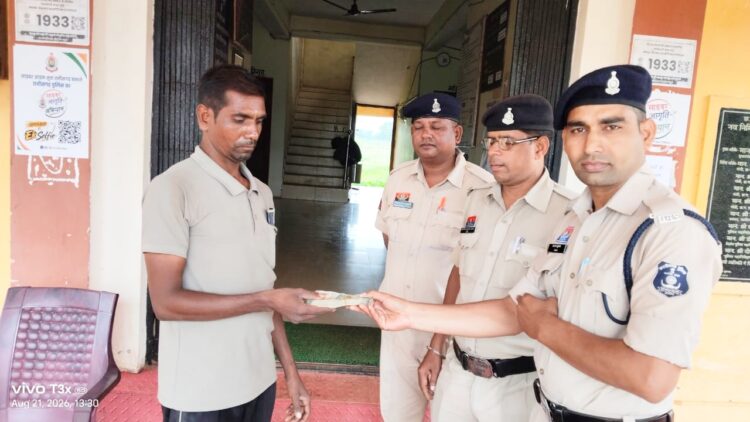 आरक्षकों ने दिखाई ईमानदारी, सड़क पर मिले 60500 रुपए को वास्तविक मालिक को लौटाया, एसपी ने की सराहना