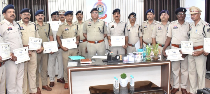 उत्कृष्ट अपराध विवेचना के लिए दुर्ग पुलिस के 16 अधिकारी एवं कर्मचारी सम्मानित