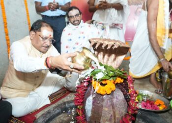 मुख्यमंत्री ने बाबा कर्मेश्वर का किया रुद्राभिषेक, प्रदेशवासियों की सुख-समृद्धि और खुशहाली की कामना की