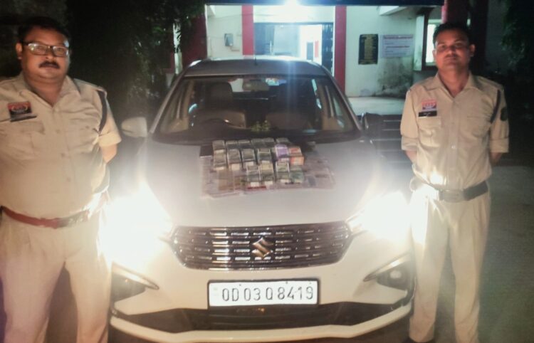 नगद 11.98 लाख रुपए आर्टिगा कार में बरामद, वाहन चेकिंग के दौरान पुलिस को मिली सफलता
