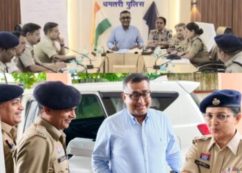 IG अमरेश मिश्रा ने धमतरी जिले के पुलिसिंग व्यवस्था एवं अपराध नियंत्रण की स्थिति को लेकर पुलिस अधिकारियों की ली समीक्षा बैठक
