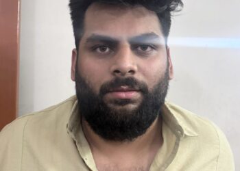 शुष्क दिवस पर प्लैटिनम बार से चोरी-छिपे शराब निकालकर अवैध बिक्री करने पर संचालक एवं गार्ड के विरुद्ध कार्यवाही