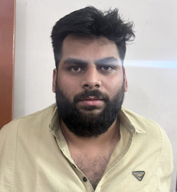 शुष्क दिवस पर प्लैटिनम बार से चोरी-छिपे शराब निकालकर अवैध बिक्री करने पर संचालक एवं गार्ड के विरुद्ध कार्यवाही