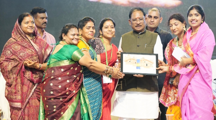 बहतराई स्टेडियम में गूंजा तीजा तिहार का उल्लास, मुख्यमंत्री विष्णु देव साय ने बहनों संग साझा की पर्व की खुशियां