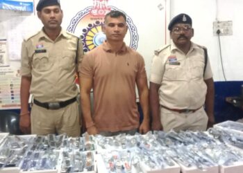 टाइटन एवं फास्ट्रैक कंपनी की नकली घड़ियां बेचने वाला आरोपी गिरफ्तार, 555 घड़ियां जप्त