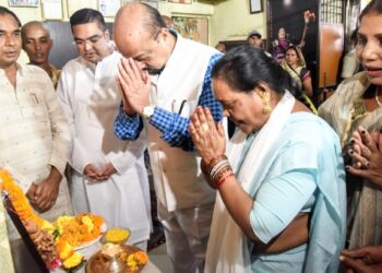 पद्म विभूषण स्व. डॉ. तीजन बाई के गृह ग्राम पहुंचकर राज्यपाल ने दी श्रद्धांजलि, परिजनों से की चर्चा