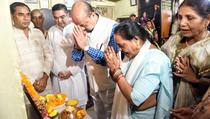 पद्म विभूषण स्व. डॉ. तीजन बाई के गृह ग्राम पहुंचकर राज्यपाल ने दी श्रद्धांजलि, परिजनों से की चर्चा