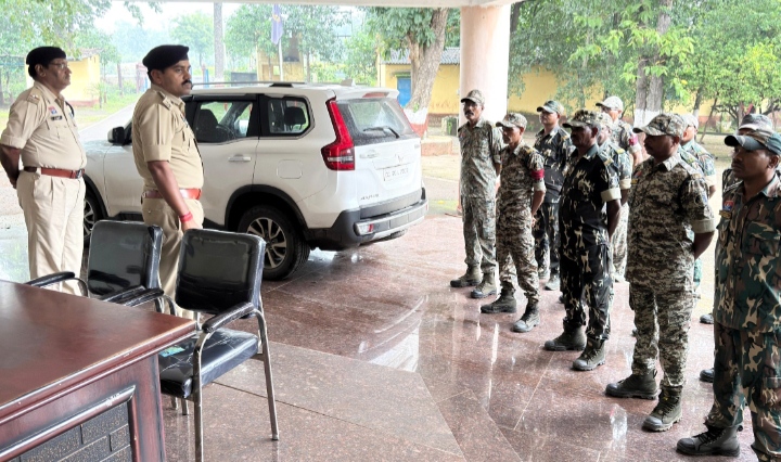 SP उमेश प्रसाद गुप्ता ने तेलंगाना राज्य के सीमावर्ती थाना तारलागुड़ा एवं भद्राकाली का किया आकस्मिक भ्रमण