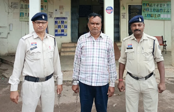 संभाग आयुक्त कार्यालय में चपरासी की नौकरी लगाने के नाम पर ₹5 लाख की धोखाधड़ी करने वाला आरोपी गिरफ्तार