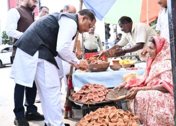 सड़क किनारे पसरे पर अचानक पहुंचे मुख्यमंत्री विष्णु देव साय, मीरा के पसरे से खरीदा ‘आशीर्वाद का दीया’