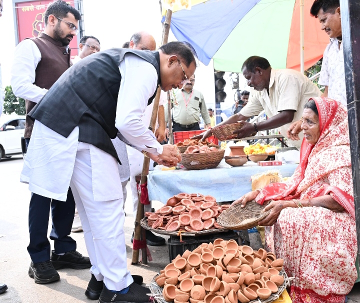 सड़क किनारे पसरे पर अचानक पहुंचे मुख्यमंत्री विष्णु देव साय, मीरा के पसरे से खरीदा ‘आशीर्वाद का दीया’