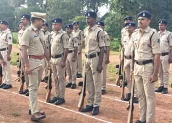SP उमेश प्रसाद गुप्ता ने रक्षित केन्द्र बीजापुर में जनरल परेड एवं शाखाओं का किया निरीक्षण