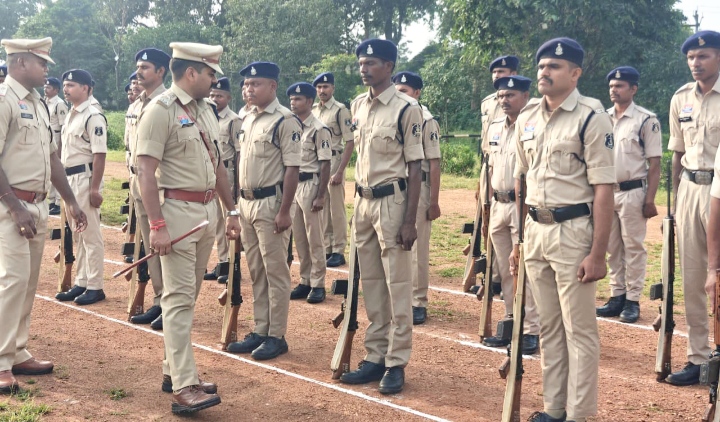 SP उमेश प्रसाद गुप्ता ने रक्षित केन्द्र बीजापुर में जनरल परेड एवं शाखाओं का किया निरीक्षण