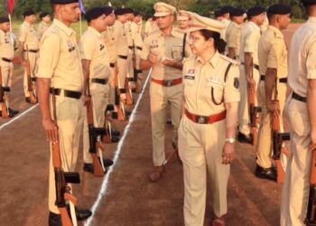 SP भावना पांडेय ने रक्षित केन्द्र धमतरी में ली जनरल परेड, जवानों के अनुशासन एवं टर्नआउट का किया निरीक्षण