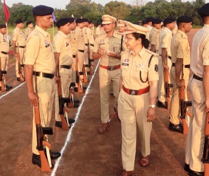 SP भावना पांडेय ने रक्षित केन्द्र धमतरी में ली जनरल परेड, जवानों के अनुशासन एवं टर्नआउट का किया निरीक्षण