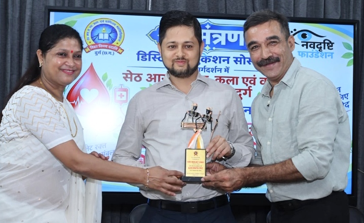 रक्त एक ऐसी चीज है, जिसे आज भी इंसान ही इंसान को दे सकता है- कलेक्टर अभिजीत सिंह