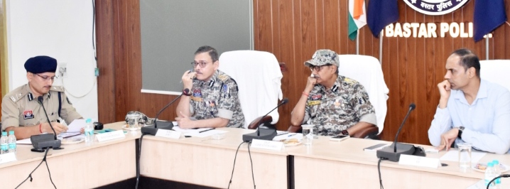 DGP अरुण देव गौतम ने पुलिस अधीक्षकों और सुरक्षा बलों की समीक्षा बैठक ली