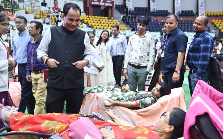 रायपुर में महिलाओं ने रक्तदान कर तोड़ी भ्रांति, 1188 महिलाओं ने रक्तदान कर गोल्डन बुक ऑफ वर्ल्ड रिकार्ड में नाम दर्ज