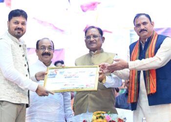 आयुर्वेद भारत की प्राचीन ज्ञान परंपरा की अमूल्य धरोहर, आधुनिक स्वास्थ्य सेवाओं के साथ भारतीय चिकित्सा पद्धतियों को भी दे रहे बढ़ावा- मुख्यमंत्री