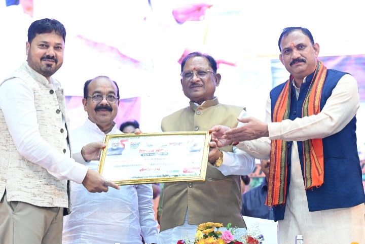 आयुर्वेद भारत की प्राचीन ज्ञान परंपरा की अमूल्य धरोहर, आधुनिक स्वास्थ्य सेवाओं के साथ भारतीय चिकित्सा पद्धतियों को भी दे रहे बढ़ावा- मुख्यमंत्री