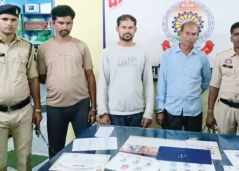 8 नग हीरे का परिवहन करते तीन आरोपी चढ़े पुलिस के हत्थे