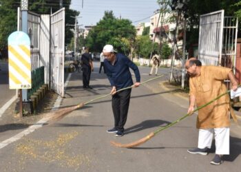 राज्यपाल रमेन डेका ने गांधी जयंती पर की साफ-सफाई