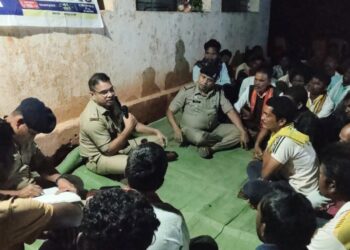 SP जितेंद्र यादव ने जमीन पर ग्रामीणों के बीच बैठकर सुनी समस्याएं, सुरक्षा एवं क्षेत्रीय विषयों पर किया सीधा संवाद