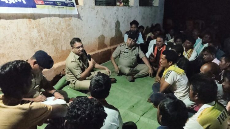 SP जितेंद्र यादव ने जमीन पर ग्रामीणों के बीच बैठकर सुनी समस्याएं, सुरक्षा एवं क्षेत्रीय विषयों पर किया सीधा संवाद