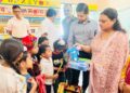 कलेक्टर अभिजीत सिंह अपनी पत्नी के साथ पहुंचे आंगनवाड़ी केंद्र, खिलौना दान करने की शुरूआत की
