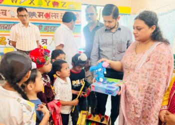 कलेक्टर अभिजीत सिंह अपनी पत्नी के साथ पहुंचे आंगनवाड़ी केंद्र, खिलौना दान करने की शुरूआत की