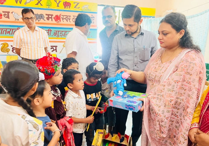 कलेक्टर अभिजीत सिंह अपनी पत्नी के साथ पहुंचे आंगनवाड़ी केंद्र, खिलौना दान करने की शुरूआत की