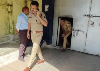 केंद्रीय जेल रायपुर में क्राइम और सेंट्रल जोन डीसीपी और एडीएम के नेतृत्व में संयुक्त टीम का औचक निरीक्षण
