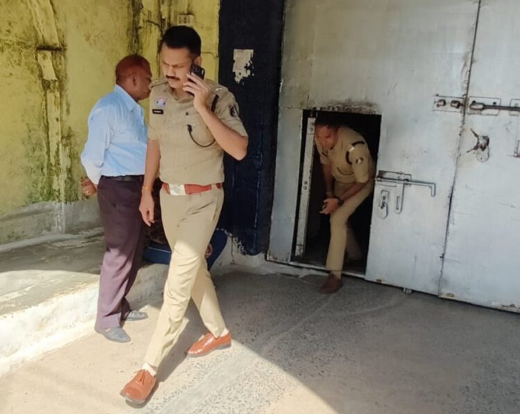 केंद्रीय जेल रायपुर में क्राइम और सेंट्रल जोन डीसीपी और एडीएम के नेतृत्व में संयुक्त टीम का औचक निरीक्षण