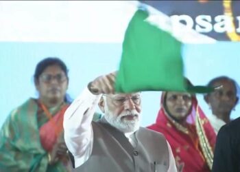 पीएम मोदी ने दो नई अमृत भारत एक्सप्रेस ट्रेनों को हरी झंडी दिखा कर किया रवाना
