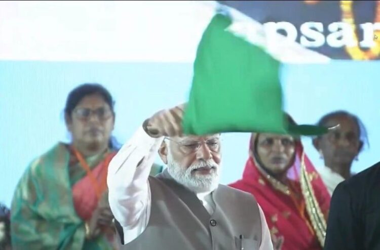 पीएम मोदी ने दो नई अमृत भारत एक्सप्रेस ट्रेनों को हरी झंडी दिखा कर किया रवाना