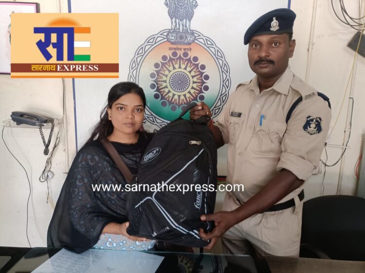 युवती के गुम हुए बैग को ढूंढकर पुरानी भिलाई पुलिस ने लौटाया, युवती ने जताया आभार