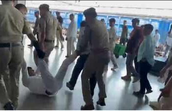 ट्रेन रुकवाने पर विवाद, स्टेशन उपाधीक्षक काे गिराकर पीटने पर चार आरपीएफ कर्मी निलंबित
