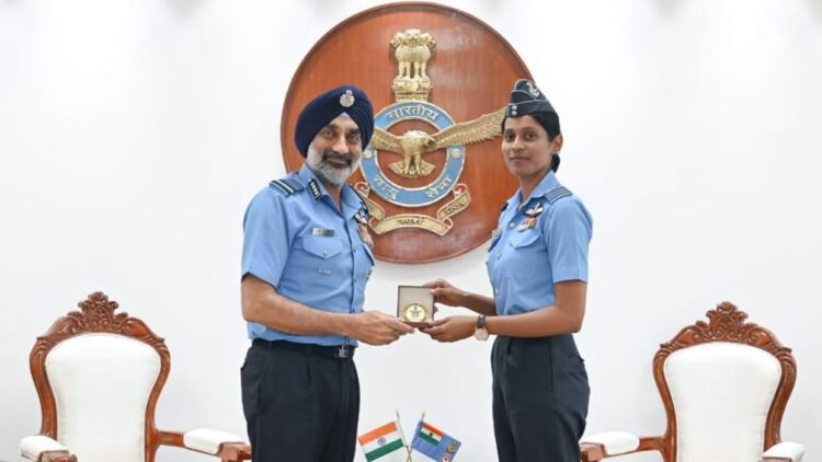 देश की पहली महिला फाइटर कॉम्बैट लीडर बनीं भावना कंठ, वायुसेना प्रमुख से की मुलाकात