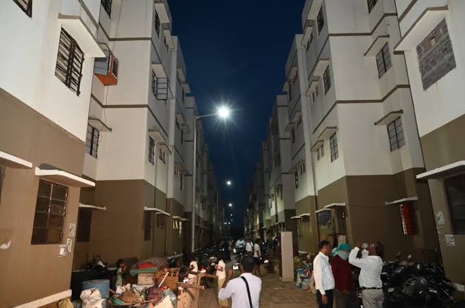 नकटी में शासकीय भूमि से अतिक्रमण हटाने से पहले सरकार ने प्रभावित परिवारों को दिया पक्का आवास